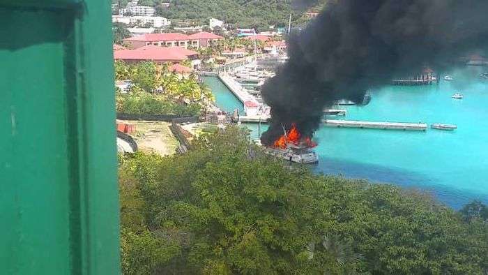 Яхта вартістю 2,5 мільйона згоріла вщент в Карибському морі (17 фото)