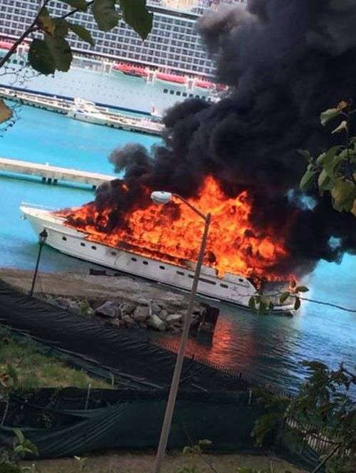Яхта вартістю 2,5 мільйона згоріла вщент в Карибському морі (17 фото)