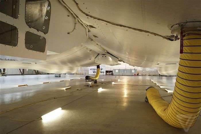 Найбільший у світі дирижабль Airlander 10 готують до льотних випробувань (20 фото)