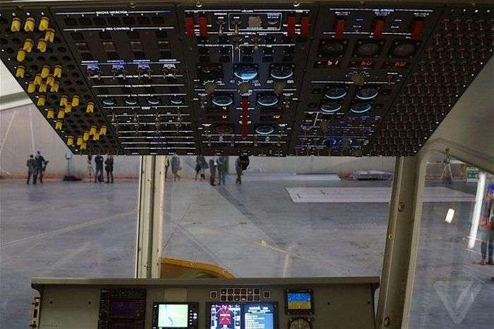 Найбільший у світі дирижабль Airlander 10 готують до льотних випробувань (20 фото)