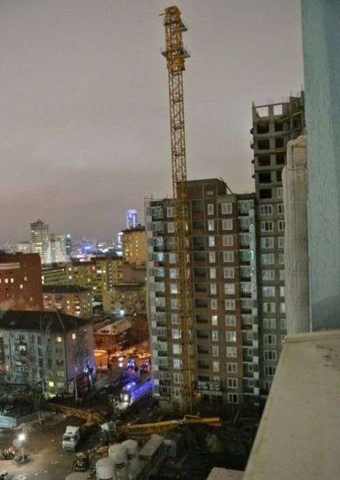 У Єкатеринбурзі баштовий кран впав на житловий будинок (5 фото)