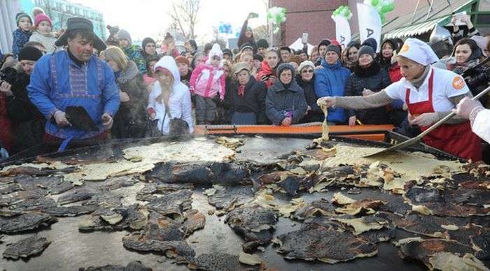 У Москві спроба спекти найбільший у світі млинець закінчилася невдачею (5 фото + відео)