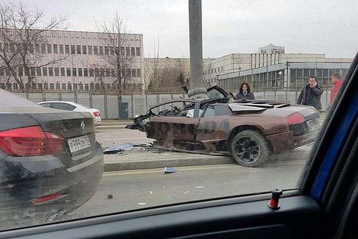 Lamborghini бійця ММА Адама Яндиева врізався в стовп в Москві (7 фото)