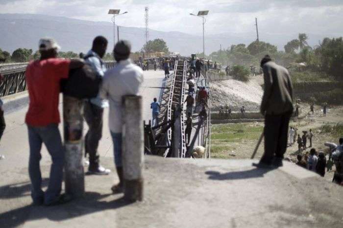 Безстрашні жителі Гаїті користуються обвалившимся мостом (7 фото)