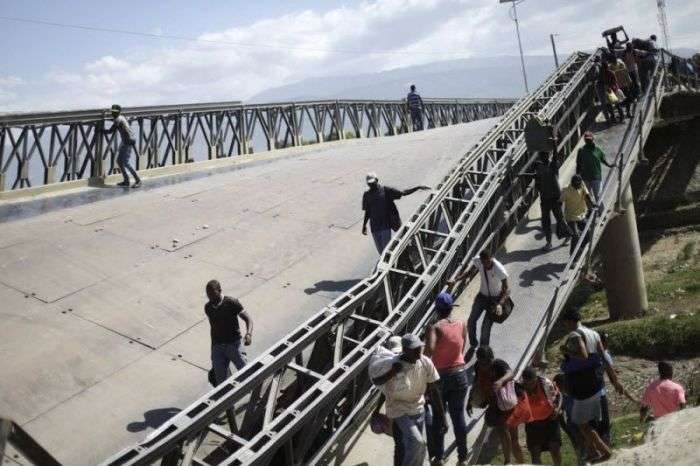Безстрашні жителі Гаїті користуються обвалившимся мостом (7 фото)