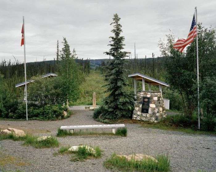 Незвичайні фото кордону між США і Канадою (16 фото)