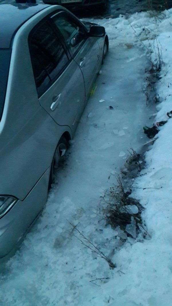 Саратовські комунальники вморозили автомобіль в лід (6 фото)