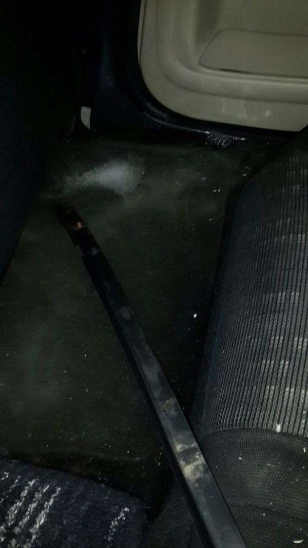 Саратовські комунальники вморозили автомобіль в лід (6 фото)