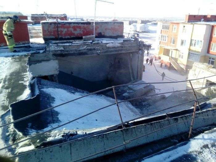 На Чукотці в результаті вибуху обвалився дах багатоквартирного будинку (4 фото + відео)