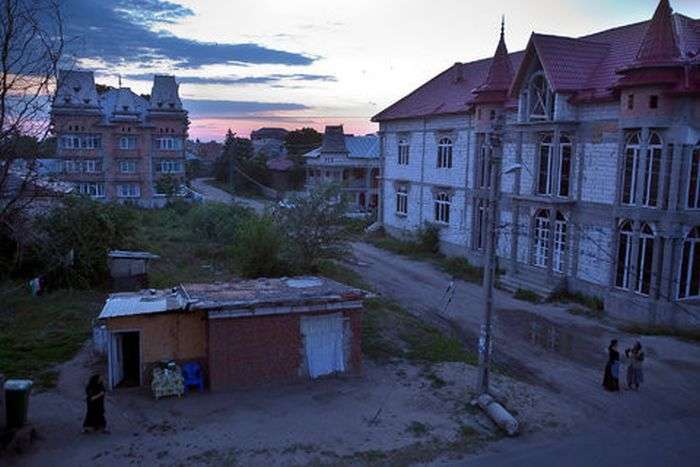 Бузеску - селище непристойно багатих циган (37 фото)