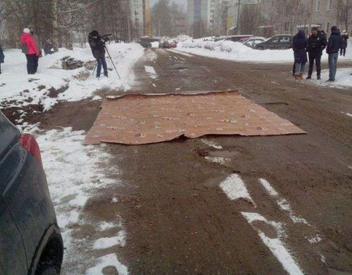 У Кіровській області дорожні ями застелили килимами (3 фото)