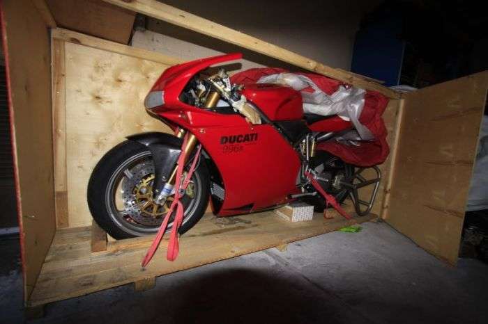 Забутий власником мотоцикл Ducati 996R простояв більше 10 років в заводському боксі (10 фото)