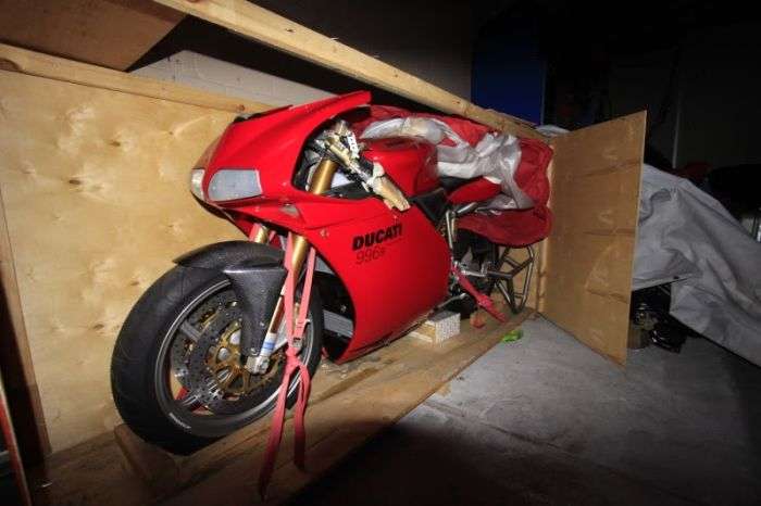 Забутий власником мотоцикл Ducati 996R простояв більше 10 років в заводському боксі (10 фото)