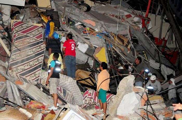 Страшні наслідки сильного землетрусу в Еквадорі (25 фото)
