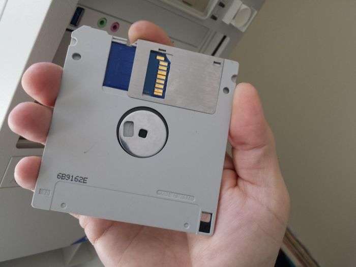 Моддер перетворив 20-річний флоппі-дисковод в сучасний картрідер (7 фото + відео)