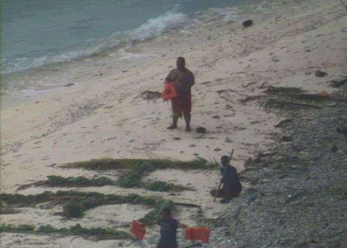 Слово «Help» з пальмового листя допомогло рятувальникам знайти моряків (4 фото)