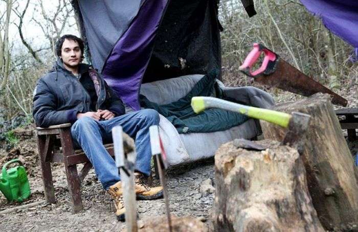 Британського бездомного, який побудував мазанку в лісі, виганяють з дому (9 фото)