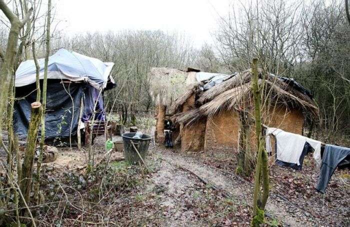 Британського бездомного, який побудував мазанку в лісі, виганяють з дому (9 фото)