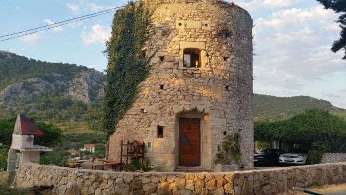 Старий млин на хорватському острові перетворили на будиночок для туристів (25 фото)