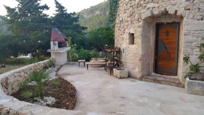 Старий млин на хорватському острові перетворили на будиночок для туристів (25 фото)