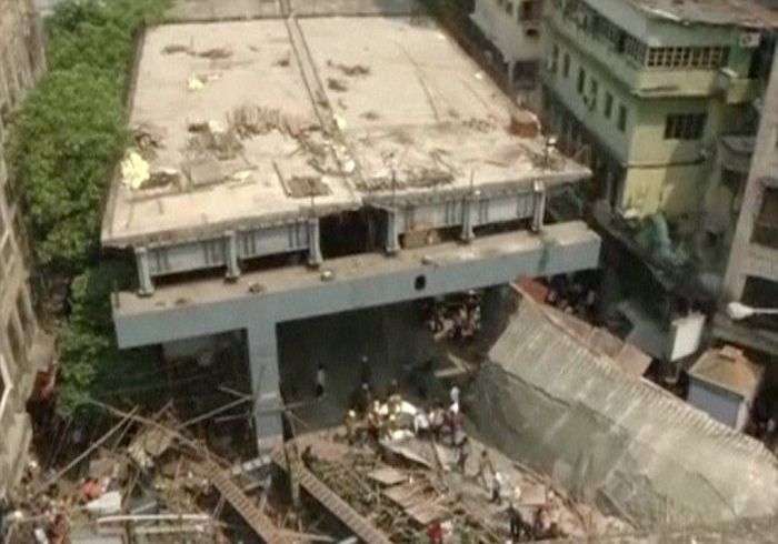 В Індії обвалився будується естакада, є жертви (8 фото + відео)