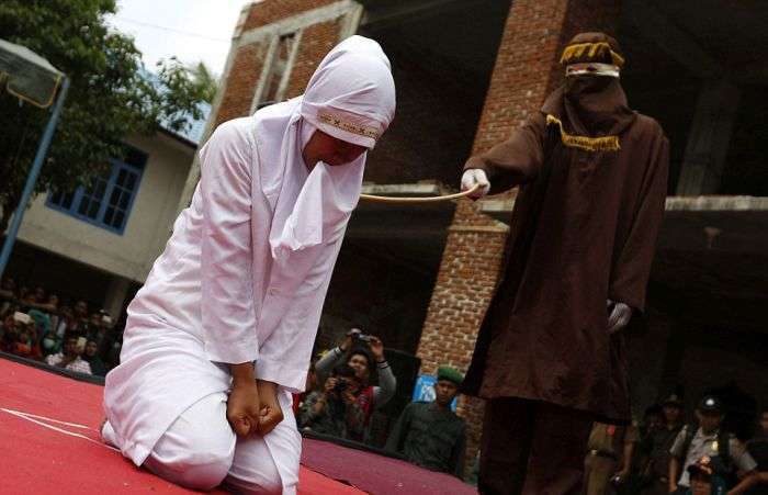 В Індонезії дівчину публічно покарали за секс поза шлюбом (4 фото)