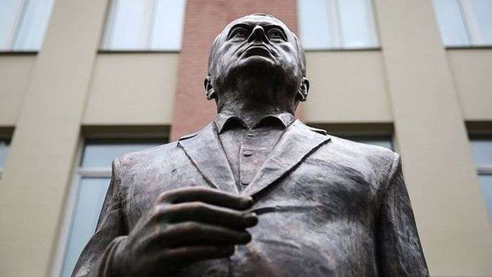 У Москві зявився бронзовий памятник Володимиру Жириновському (4 фото)