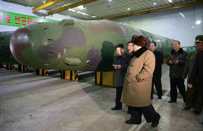У мережі зявилися фото Кім Чен Ина у макета ядерної боєголовки (3 фото)