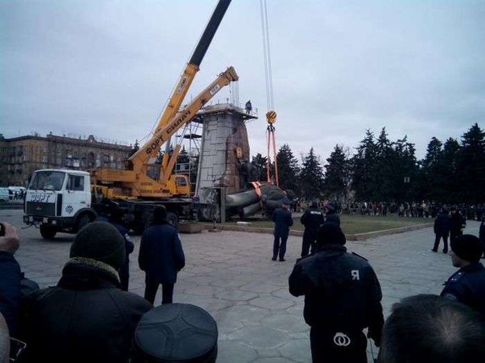 У Запоріжжі знесли найбільший на Україні памятник Леніну (5 фото)