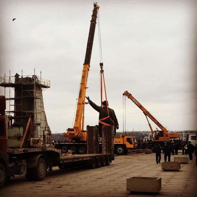 У Запоріжжі знесли найбільший на Україні памятник Леніну (5 фото)