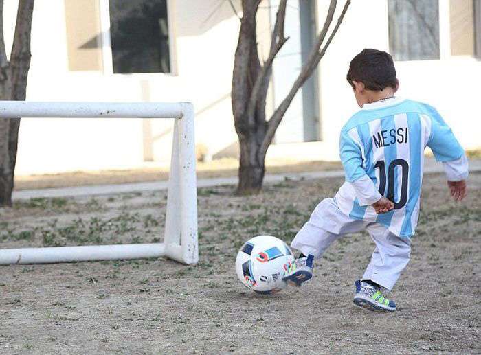 Хлопчик у футболці з поліетиленових пакетів отримав футболки від Ліонеля Мессі (7 фото)