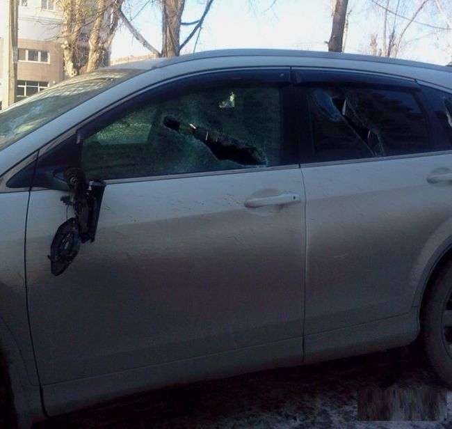 У Єкатеринбурзі за паркування на тротуарі пошкодили автомобіль (3 фото)