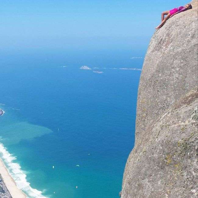 Фото безстрашних туристів на скелі Педра-так-Гавеа в Бразилії (6 фото)