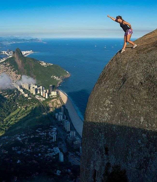 Фото безстрашних туристів на скелі Педра-так-Гавеа в Бразилії (6 фото)