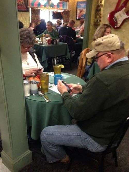 Люди старшого покоління і сучасні телефони (18 фото)