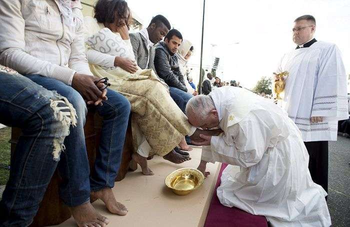 Папа Римський Франциск омив ноги біженцям (6 фото)