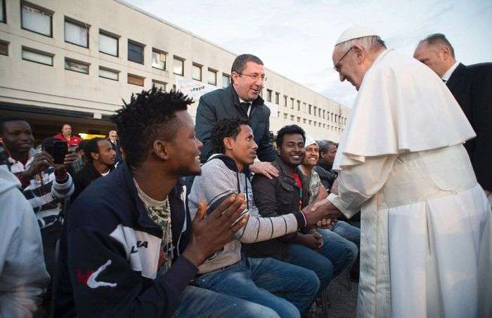 Папа Римський Франциск омив ноги біженцям (6 фото)