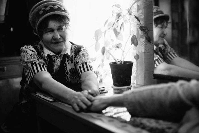 У покинутому селі Пермського краю пенсіонерка відкрила притулок для бездомних (18 фото)