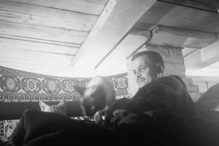 У покинутому селі Пермського краю пенсіонерка відкрила притулок для бездомних (18 фото)