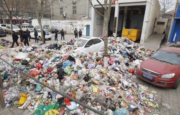 Китайські сміттярі по-своєму провчили автомобіліста (5 фото)
