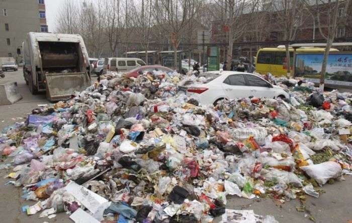Китайські сміттярі по-своєму провчили автомобіліста (5 фото)
