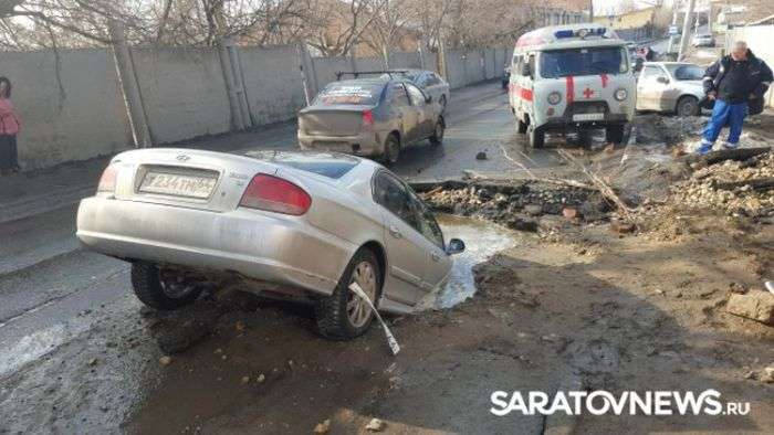 У Саратові автомобіль провалився у величезну яму на дорозі (6 фото)
