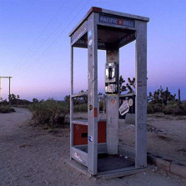 Самотня телефонна будка посеред пустелі Мохаве (4 фото)