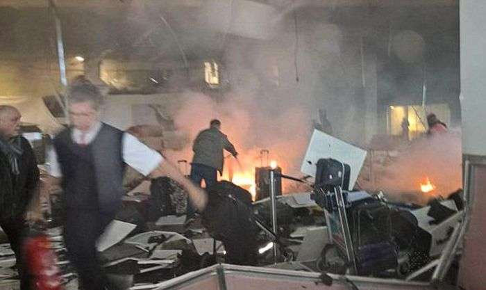 В аеропорту Брюсселя прогриміло два потужні вибухи (12 фото + відео)
