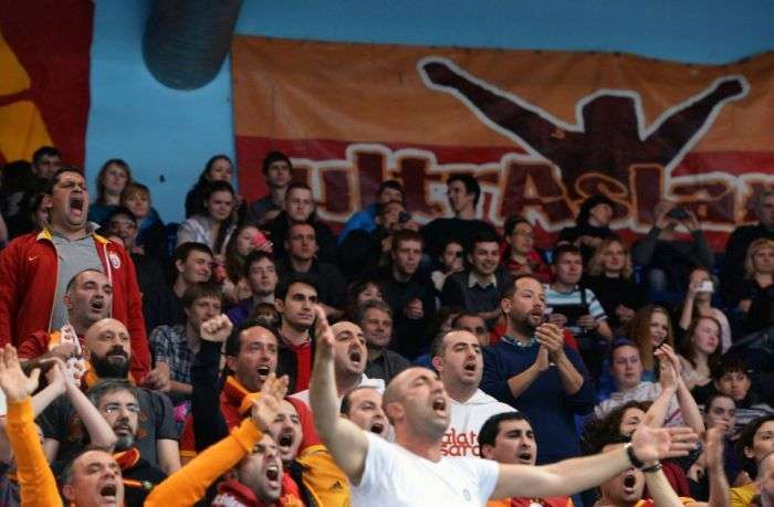Неспортивну поведінку турецьких уболівальників на матчі «Динамо» - «Галатасарай» (3 фото + відео)