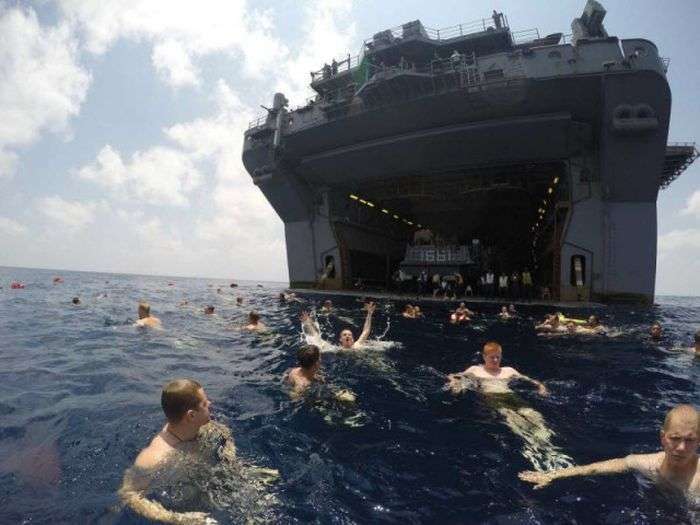 Відпочинок американських моряків у відкритому морі (21 фото)