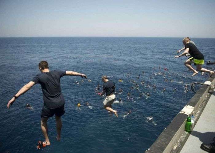 Відпочинок американських моряків у відкритому морі (21 фото)
