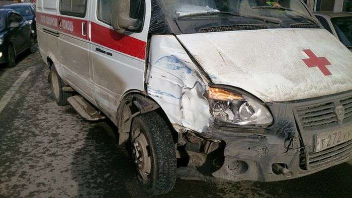У Воронежі пяний водій швидкої допомоги протаранив шість автомобілів (6 фото + відео)