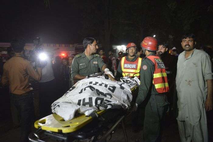 Більше 70 людей загинули в результаті теракту в Пакистані (5 фото)