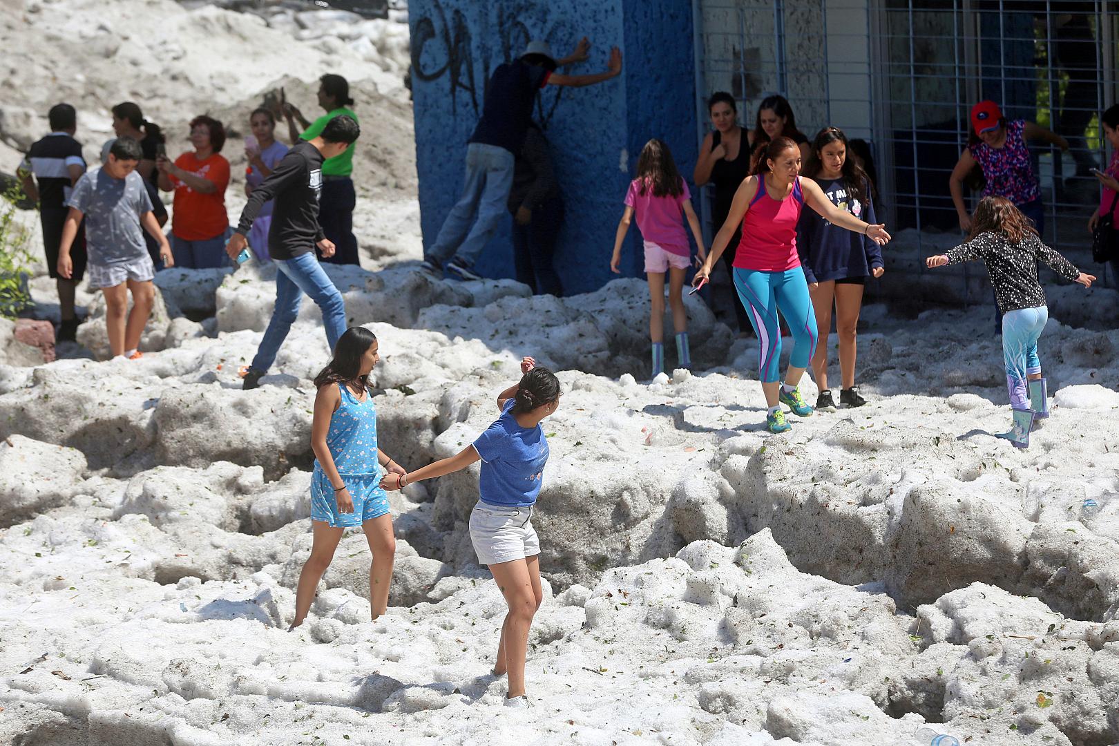 В Мексике после 30-градусной жары город завалило 2-метровым слоем снега заграница,мир